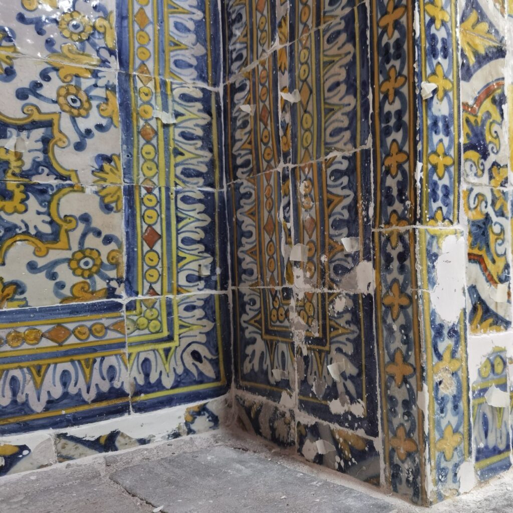 IMG_20230906_103755 Intervenção técnica de restauro de azulejos históricos do século XVIII, com reintegração cromática e recuperação das juntas originais. O trabalho envolveu a consolidação do suporte cerâmico, limpeza controlada das superfícies vidradas e fixação das peças soltas, preservando o padrão decorativo e a autenticidade do património português.